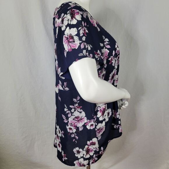 Torrid Navy Floral Print Georgette Pleated Back Blouse Size 3 - Picture 2 of 6